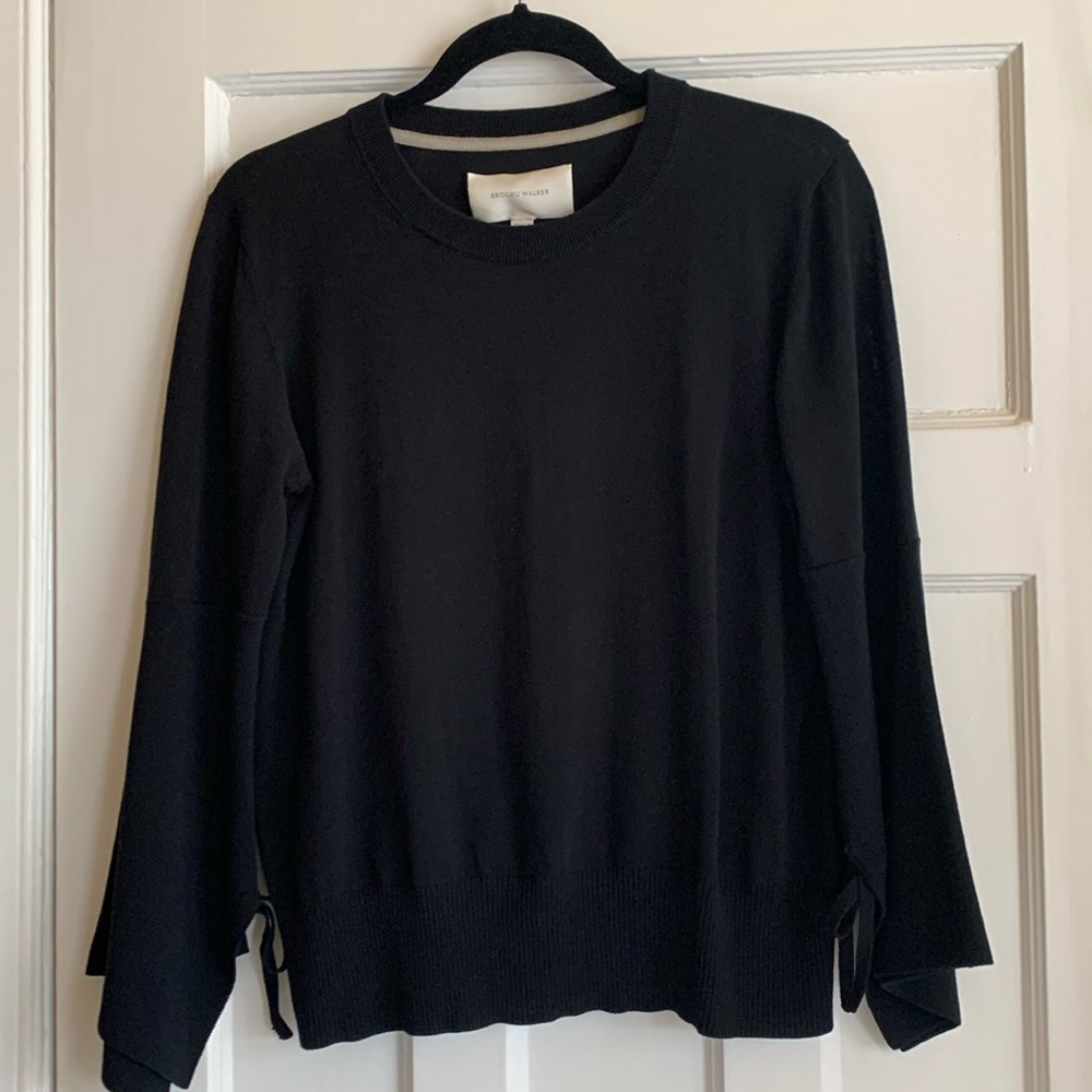 Brochure Walker | black sweater with flare sleeves size M
